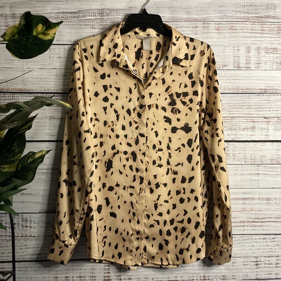 Was💲20! EUC H&M animal print long sleeve multicolored button-down blouse - Picture 2 of 16